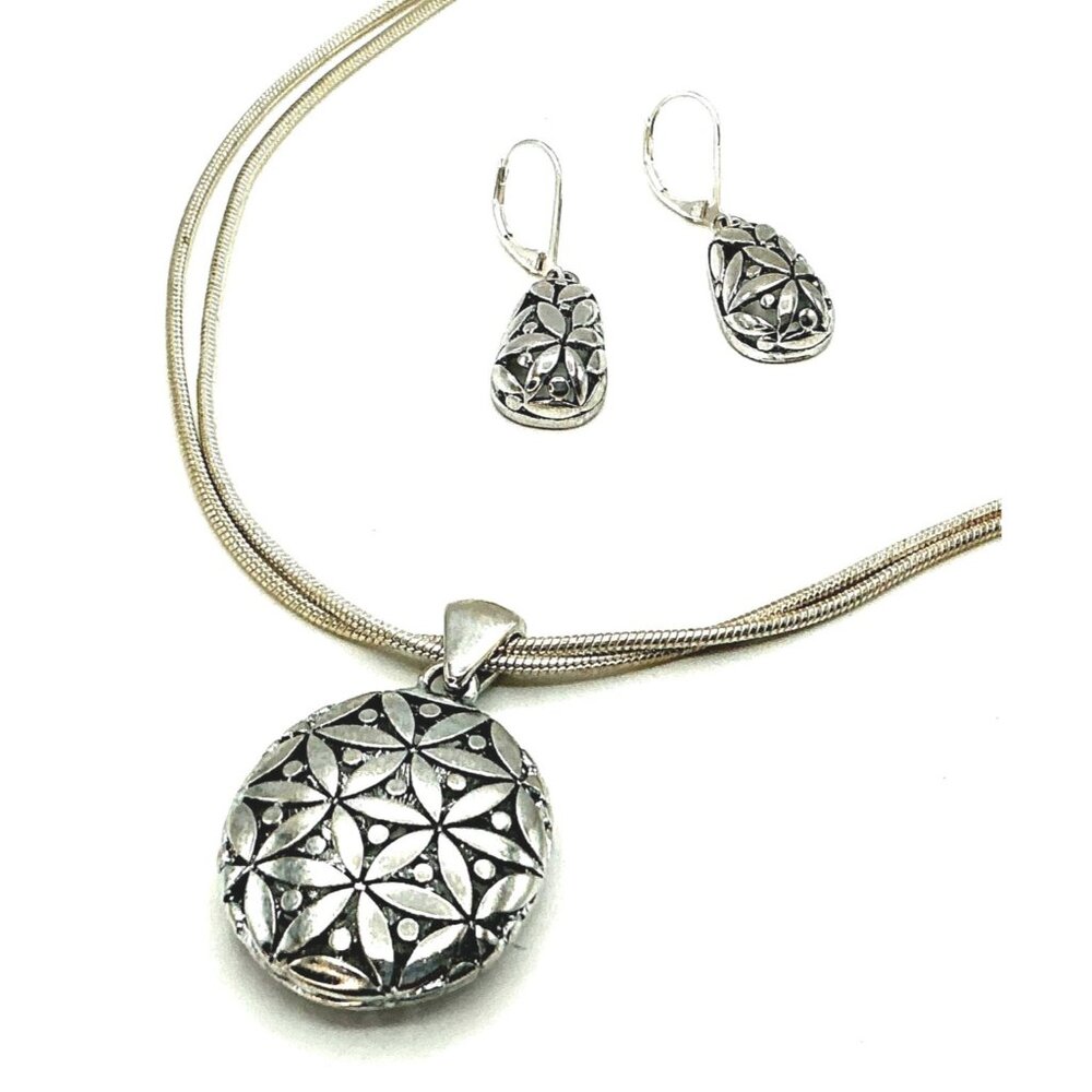 Silver Tone Necklace and Earring Set With Floral Pattern Pendant and Leverback D